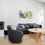 8 Person On A In Appartement