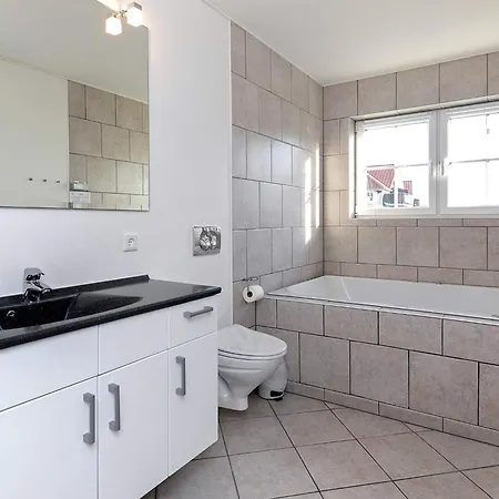 8 Person On A In شقة